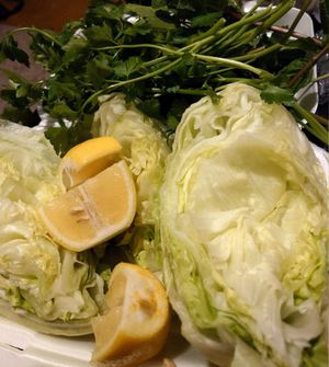 Salat, Kräuter, Zitrone at Veganes Cigköfte in Koblenz