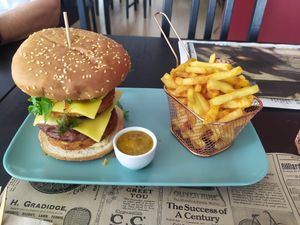 Burger globalizado carne vegetal grelhada e frango vegetal crocante, palitos de batata com paprica fumada e molho de mostarda e "mel" (agave) at The Den - A plant-based experience in Oeiras