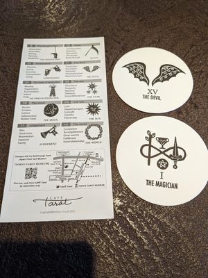 Tarot while you wait for your food at Cafe Tarot - カフェタロ in Tokyo