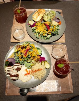 Sandwich und Falafel Platte at Cafe Tarot - カフェタロ in Tokyo
