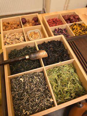 tea tasting at Genuine Treats in Berlin