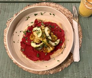 Pita mit Rotebeetehummus und Blumenkohl   at Pikala Cafe in Marrakech