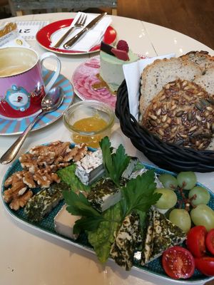 Vegan Cheesy Platter with gf Bread at Isabella Pâtisserie in Munich
