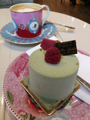 Pistacchio raspberry cake at Isabella Pâtisserie in Munich