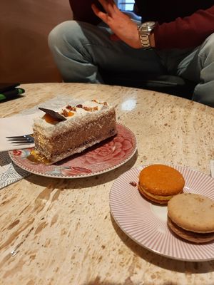 Passion fruit cake, passion fruit/coconut maccaron and hazelnut/nougat macaron at Isabella Pâtisserie in Munich