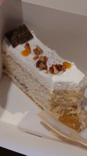 Bland Snowflake cake for almost 9€... Doesn't worth it at Isabella Pâtisserie in Munich