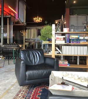 In deze ruimte staat een verwarmende haart en kunnen spelletjes gespeeld worden   at The Scrapyard in Alkmaar