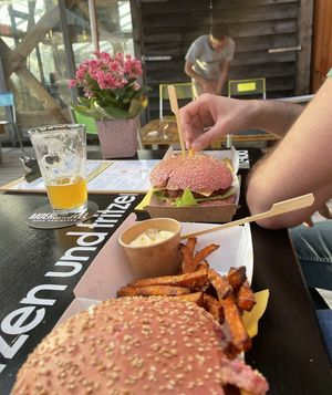Vegan burgers te bestellen bij een food truck op hetzelfde terrein. Borrel hapjes zoals kimchi kroketten en veganistische garnituur zijn te bestellen aan de bar  at The Scrapyard in Alkmaar