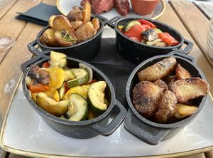 Beilagen (Rosmarinkartoffeln, Grillgemüse)  at The Ash in Frankfurt