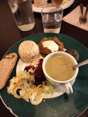 Crema de verduras, ensalada, arroz integral, curry de lentejas con coco, crujiente de judías y pan casero. at Palasaca in Huesca