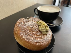 Blätterteig gefüllt mit einer Unmenge an Pistaziencreme (positiv gemeint). Dazu einen Cappuccino .  at The Sanctuary in Berlin