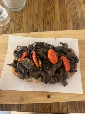 toastada de champiñones   at Billy Brunch & Park in Barcelona