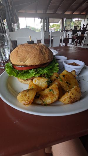 Beyond burger at Pizzaria y Restaurante Orgánico El Chamán in La Union