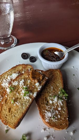 Toast with olive and garlic sauce at Pizzaria y Restaurante Orgánico El Chamán in La Union
