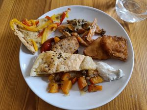 Brunch - warmes Buffet (+ Tarte, die war so lecker und musste bei jedem Teller mit) at Schlicht Vegan in Vienna