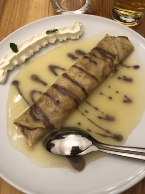 Nusspalatschinke mit Weinsauce   at Schlicht Vegan in Vienna