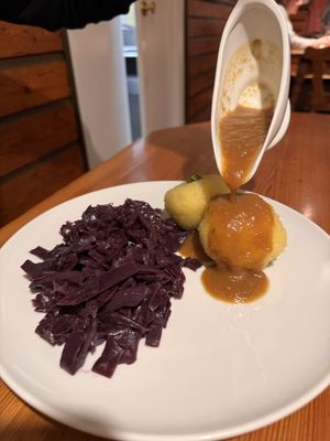 Klöße mit Rotkohl   at Schlicht Vegan in Vienna