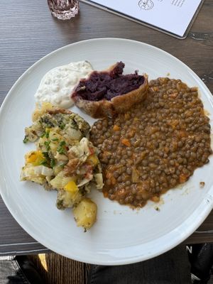 Brunch. Rotkohl Strudel, Linsen  at Schlicht Vegan in Vienna