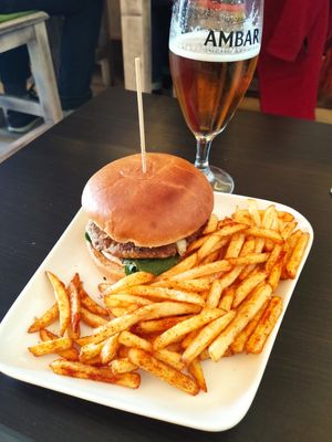Hamburguesa casera de lentejas con french fries  #Veganuary at La Vida in Denia