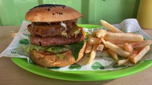 Burger con medallon beyond meat acompañada de aros de cebolla y bbq, pidelas con papas o ensaladas at 6.15 Vh Palenque in Palenque