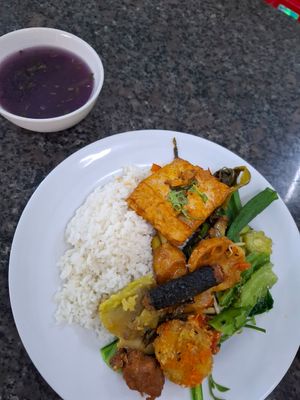 Mixed buffet selection at Chay Minh An in Qui Nhon