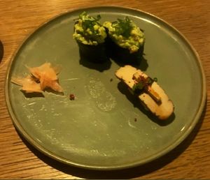 Gunkan di guacamole (non male ma non lo riprenderei) e nigiri di tofu affumicato (buono)  at NORI WAY in Milan