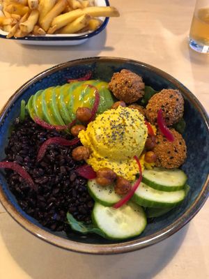veganized bowl with avocado instead of feta cheese  at Restaurant l'Entracte in Lecci