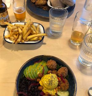 vegan bowl in front / fries / non vegan in background at Restaurant l'Entracte in Lecci