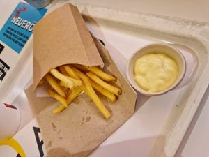 Pommes mit Mayo at NIC Veg Burger Restaurant in Stuttgart