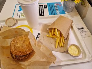 Melting Gold im Menü mit LemonWater, Pommes und Mayo at NIC Veg Burger Restaurant in Stuttgart