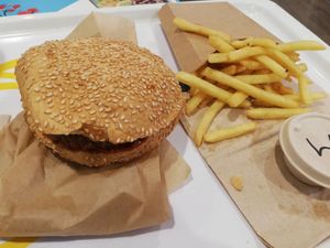 Melting Gold Burger im Menü at NIC Veg Burger Restaurant in Stuttgart