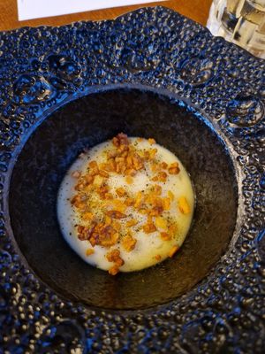 Aardappelschuim, zwarte knoflook en kaantjes van aardappels at Cuisine by Tromp in Oostvoorne