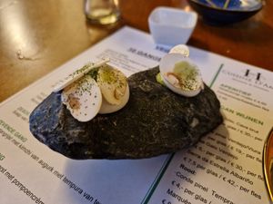 Meringue van champignon met lavas crème, dille poeder en rauwe champignons at Cuisine by Tromp in Oostvoorne