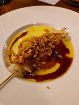 Yakitori van knolselderij met 5 spicelak, gefrituurde uitjes, koreaanse BBQ saus en kerrienolie at Cuisine by Tromp in Oostvoorne