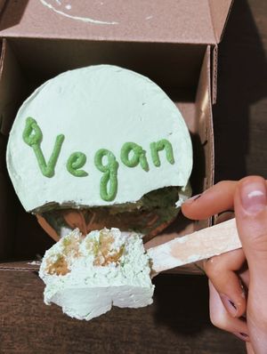 Лимонный бенто-торт  at Sladenkiy Tbilisi in Tbilisi