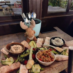 Vegetarian tapas board (hummus, tapenada, artichoke spread, veggies, foccacia) at Le 7 by Juliette in Durbuy