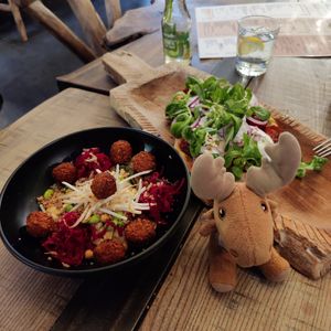 Falafel poke bowl & burrata like a pizza at Le 7 by Juliette in Durbuy