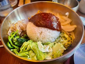 Bibimbap

Steamed rice topped with variety of colorful vegetables with the special Hey Joo sauce

Vegan
€ 15,90

 at Hey Joo - 헤이 주 in Ghent