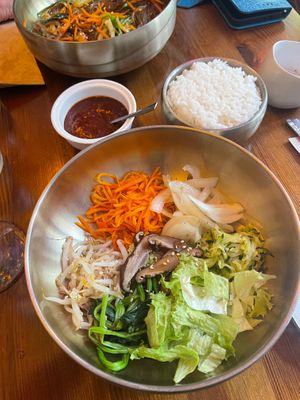 Bibimbap

Steamed rice topped with variety of colorful vegetables with the special Hey Joo sauce

Vegan
€ 15,90 at Hey Joo - 헤이 주 in Ghent
