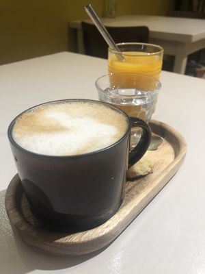 Havermelk cappuccino met vers geperste jus d’orange  at Mahoe - Maybe closed in Oud Beijerland