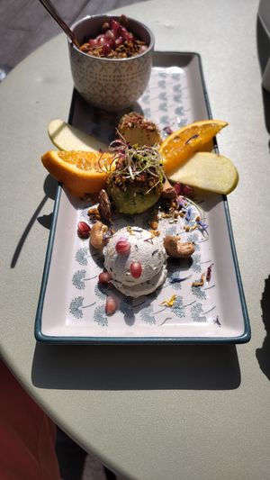 Vegan options available for the brunch buffet (vegan granola, avocado mousse, vegan cheese) at Drahtseilbähnli in St Gallen