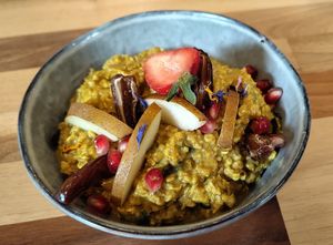 Golden porridge with fruit, dates and grains at Drahtseilbähnli in St Gallen