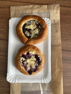 Sehr lecker!   at Kolacherie Celetna in Prague