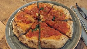 Pizza at Crosta in Milan