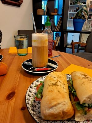 Pumpkin Spice Latte und veganes Sandwich at The Secret Cafe in Friedrichshafen