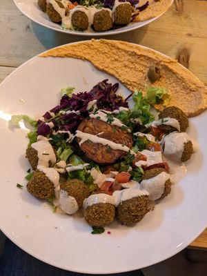Assiette houmous avec du houmous aux tomates séchées at Green Lab in Lyon