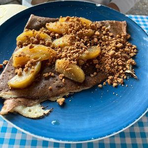Crêpe apples and speculoos at Comptoir de Mamie Bigoud in Amboise