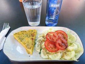 Zucchini frittata with salad   at La Cabra Feliz Bar Etico in Mallorca