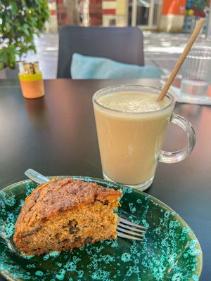 Banana peanut shake with carrot cake  at La Cabra Feliz Bar Etico in Mallorca
