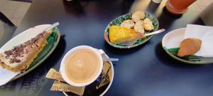 Café, banofee, mini croissant y pincho de tortilla at La Cabra Feliz Bar Etico in Mallorca